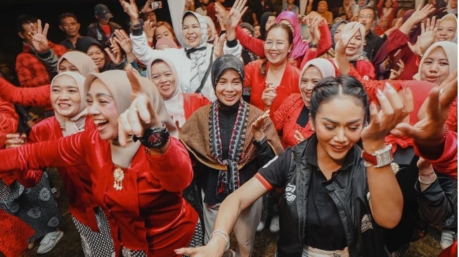 Momen Siti Atikoh kemudian Krisdayanti Joget pada Alin-alun Perkotaan Batu: Panutan Sekali Ya
