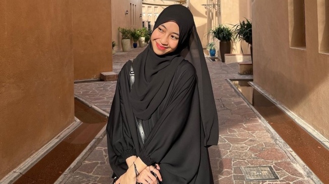 Dibandingkan dengan Azizah Salsha, OOTD Adiba Khanza pada Qatar Buktikan Cantik Tak Harus Pakai Baju Terbuka