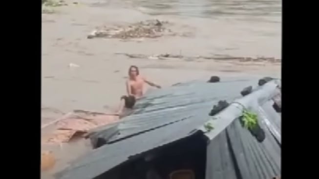 Bertahan pada Atap, Seorang Laki-laki Hanyut Bersama Rumah Terseret Banjir Bandang