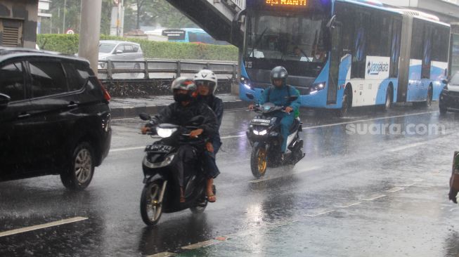 Tetap Aman Saat Berkendara Motor di Musim Hujan, Perhatikan 4 Hal Hal ini