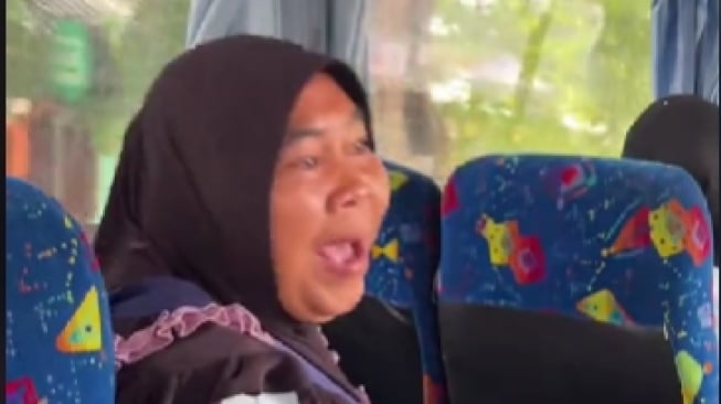Ibu-ibu Ngamuk di area tempat Bus, Mau Melakukan Pertemuan Prabowo di area pada GBK Malah Dibawa ke JIS