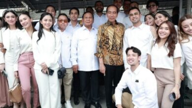 Jokowi Foto Bareng Prabowo Subianto kemudian Sederet Artis, Jarinya Bikin Warganet Salah Fokus: Dukung Siapa?
