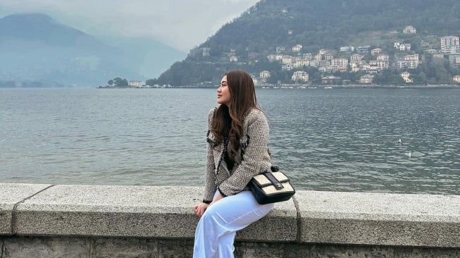 Simpel Sekaligus Mewah, Ini adalah adalah Total Harga Outfit Aaliyah Massaid di area area Lake Como Italia